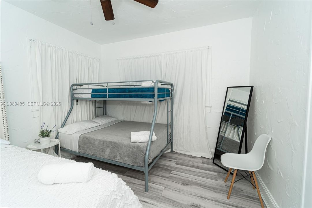 В аренду: $2,975 (3 спален, 1 ванн, 1040 Квадратных фут)