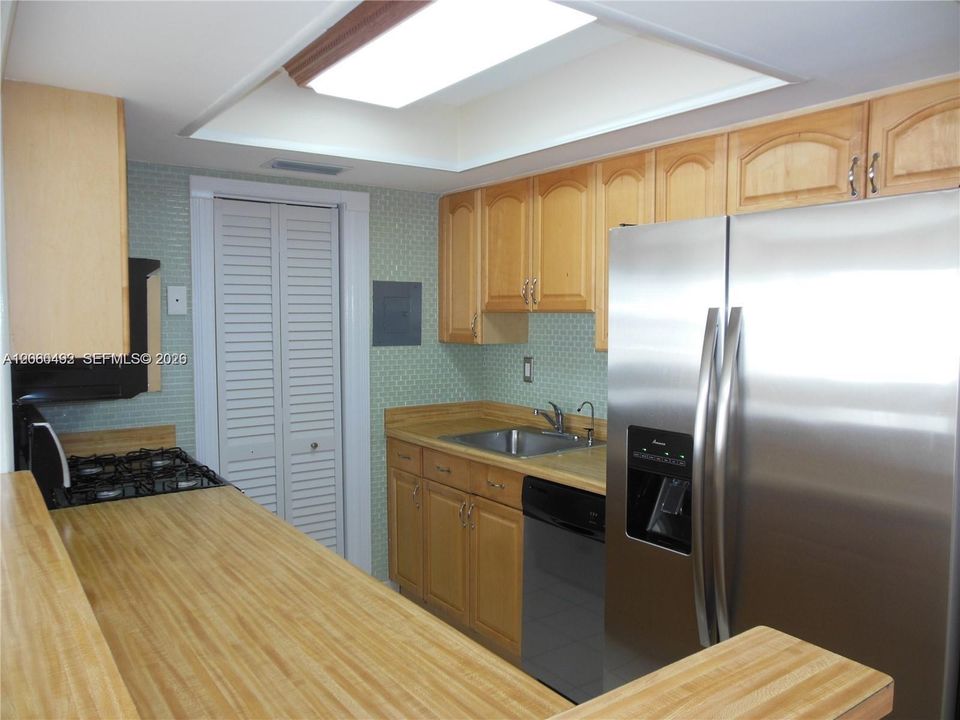 В аренду: $2,300 (2 спален, 2 ванн, 1060 Квадратных фут)