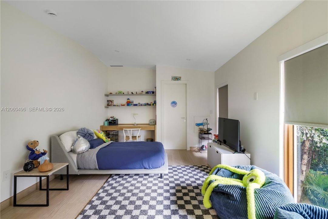В аренду: $49,000 (5 спален, 6 ванн, 4173 Квадратных фут)