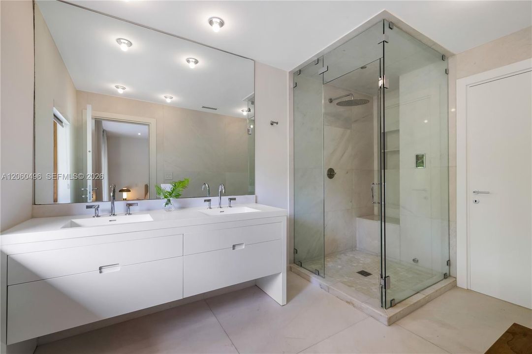В аренду: $49,000 (5 спален, 6 ванн, 4173 Квадратных фут)