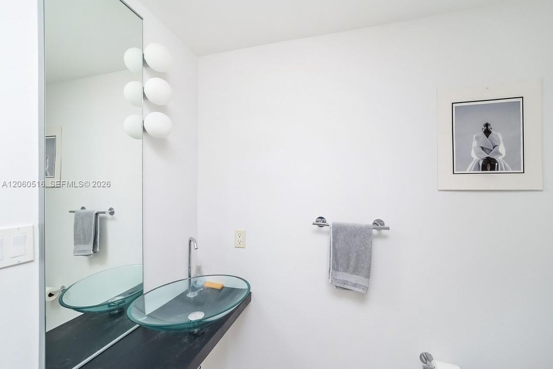 В аренду: $4,300 (1 спален, 1 ванн, 950 Квадратных фут)