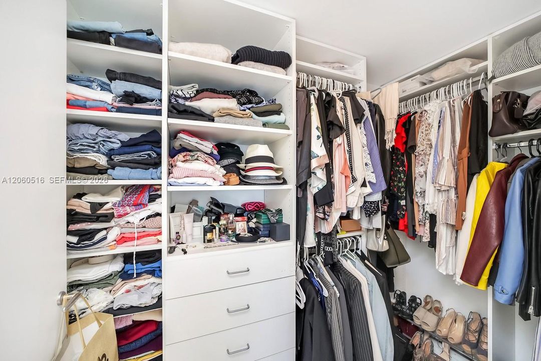 В аренду: $4,300 (1 спален, 1 ванн, 950 Квадратных фут)