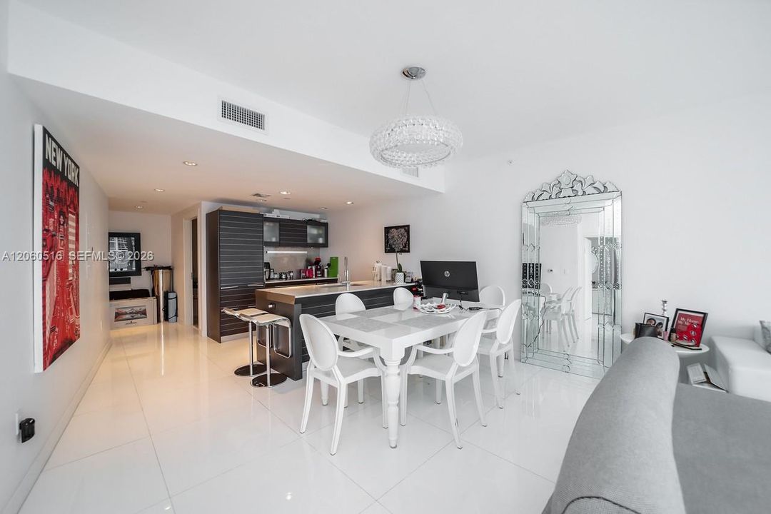 В аренду: $4,300 (1 спален, 1 ванн, 950 Квадратных фут)