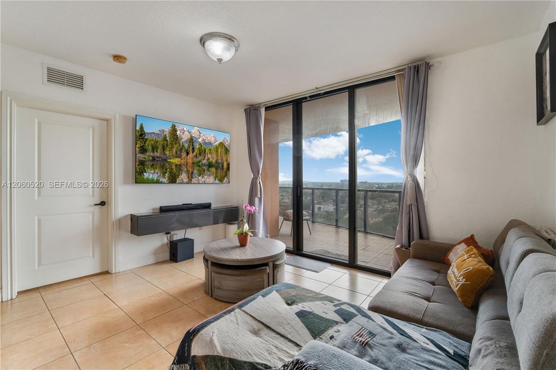 For Rent: $2,700 (1 beds, 1 baths, 692 Square Feet)
