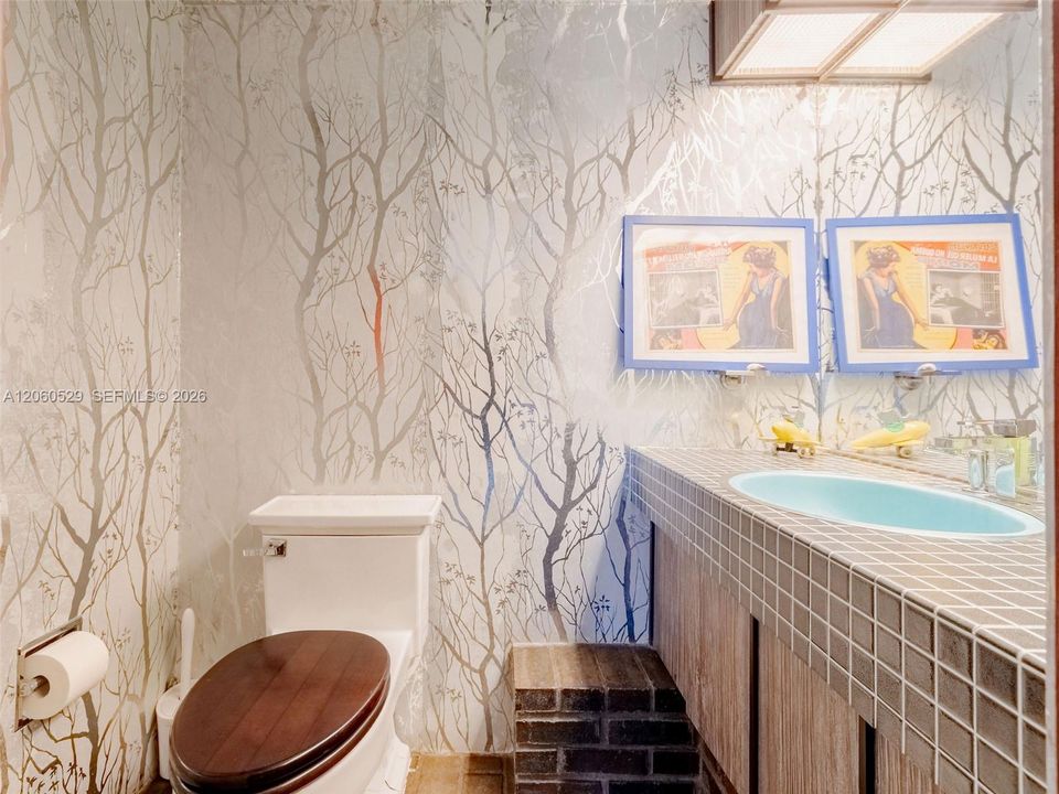1/2 bathroom