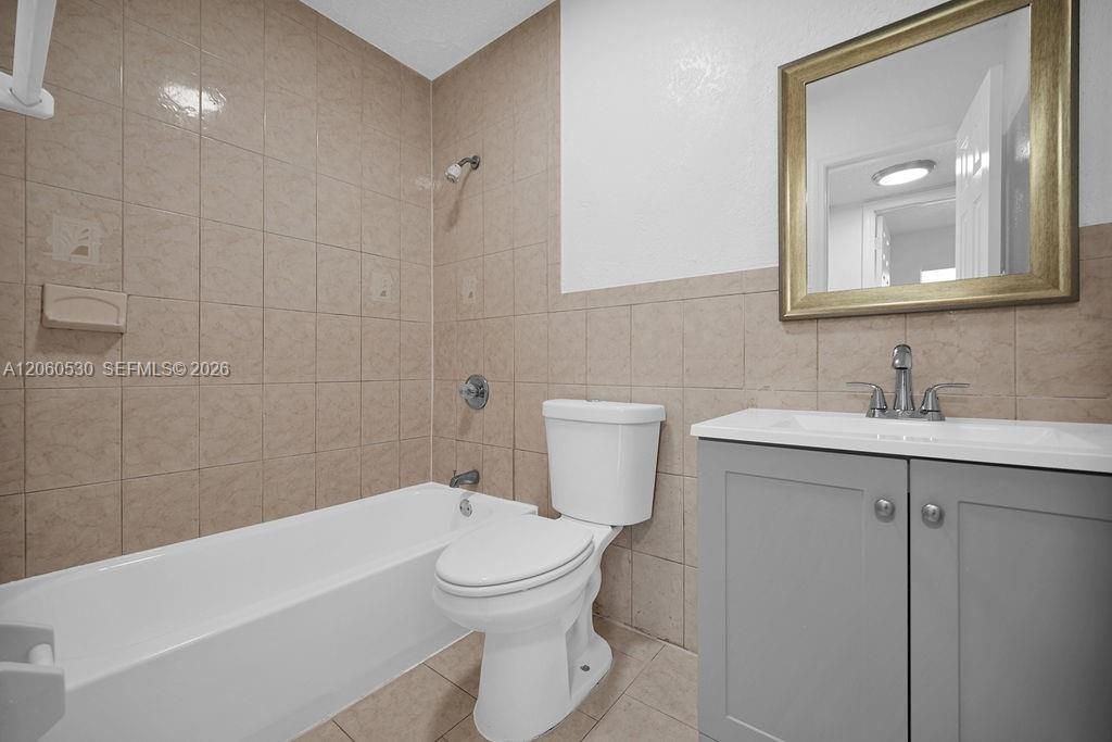 For Rent: $1,995 (2 beds, 2 baths, 875 Square Feet)