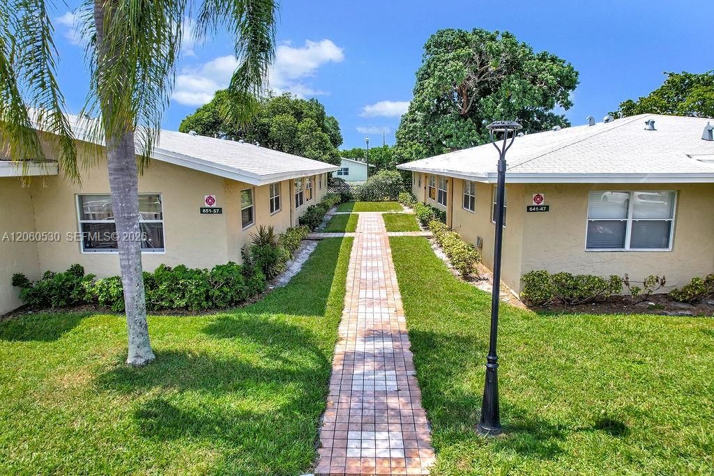 For Rent: $1,995 (2 beds, 2 baths, 875 Square Feet)