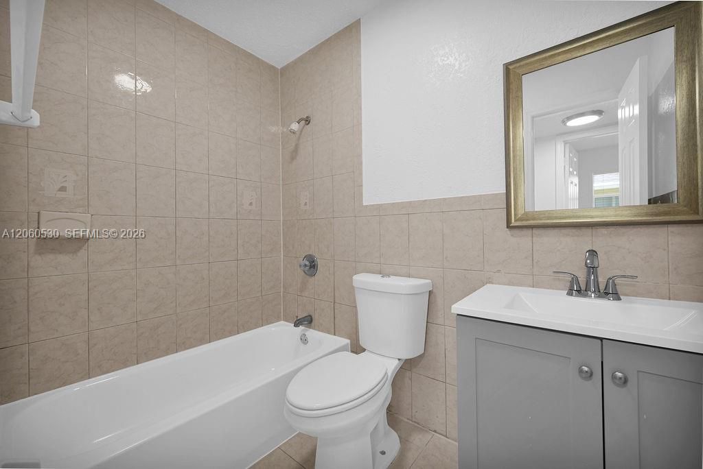For Rent: $1,995 (2 beds, 2 baths, 875 Square Feet)