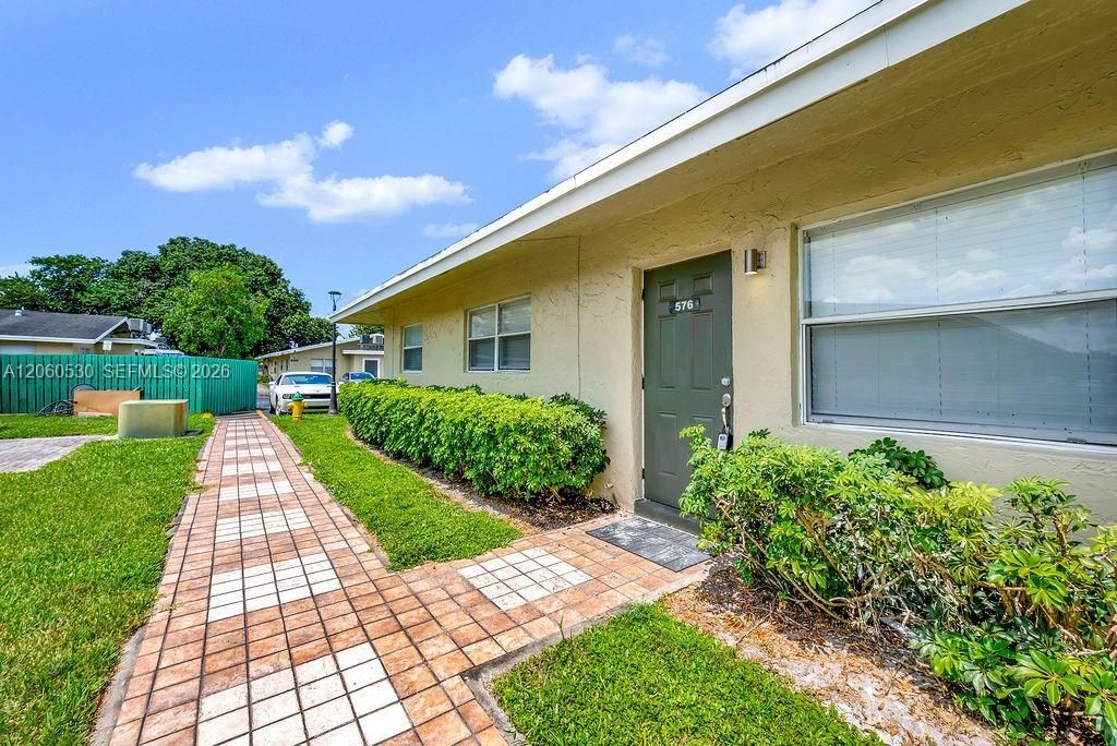 For Rent: $1,995 (2 beds, 2 baths, 875 Square Feet)