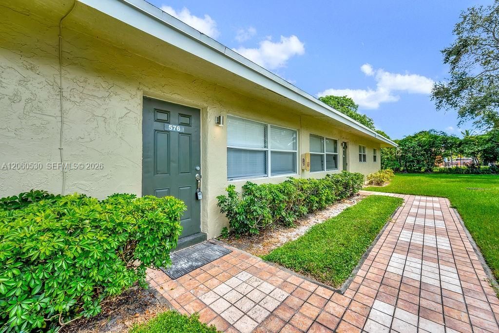 For Rent: $1,995 (2 beds, 2 baths, 875 Square Feet)