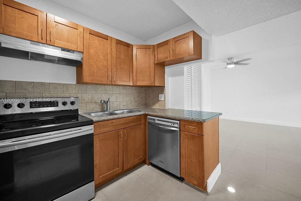 For Rent: $1,995 (2 beds, 2 baths, 875 Square Feet)