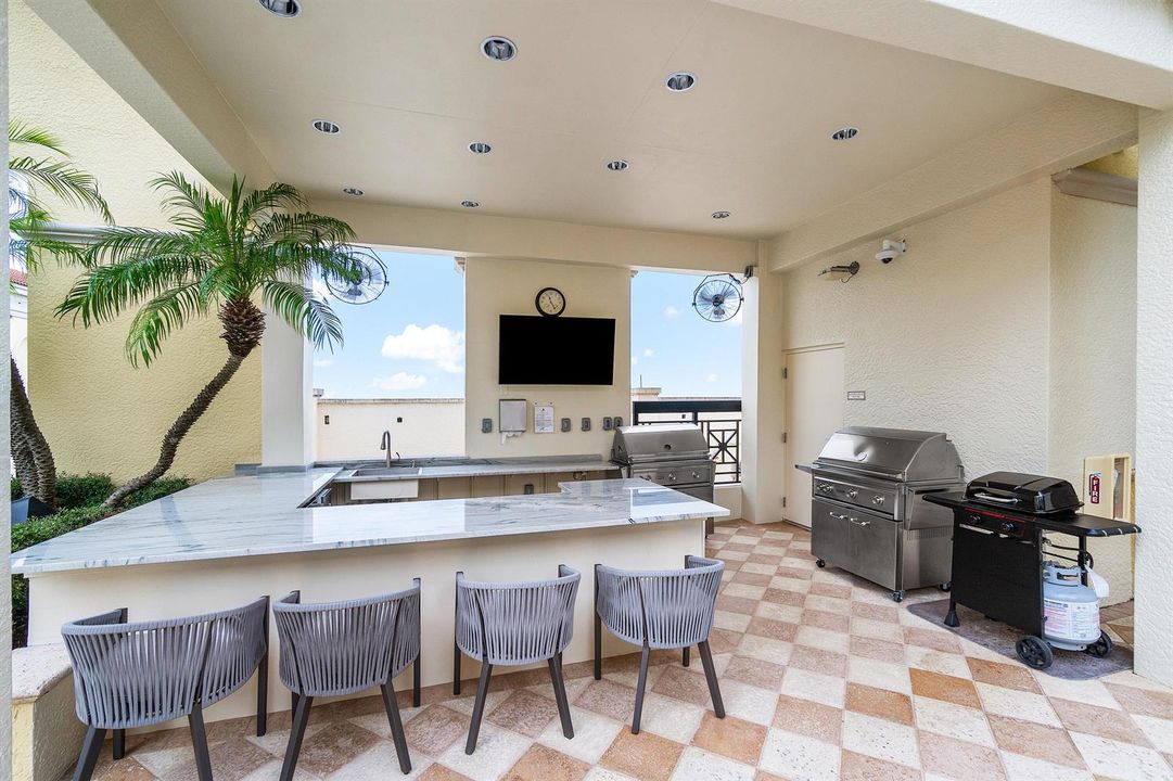 New Summer Kitchen w Grills