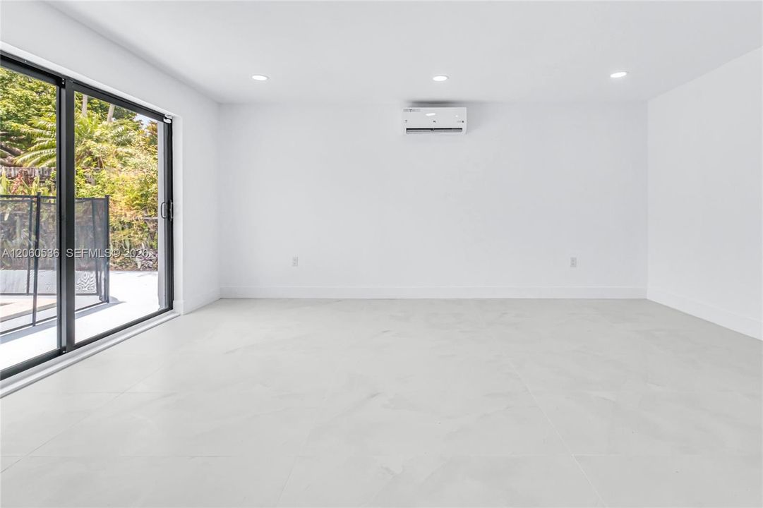 En Venta: $634,900 (4 camas, 3 baños, 1685 Pies cuadrados)