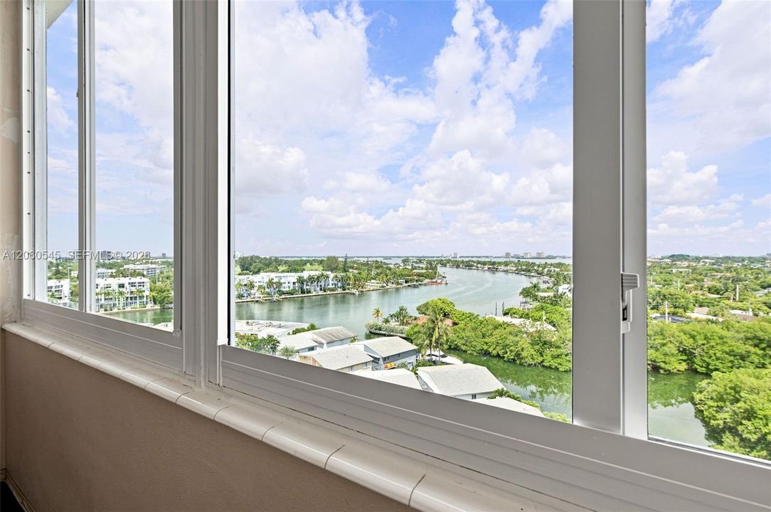 For Sale: $395,000 (2 beds, 2 baths, 1181 Square Feet)