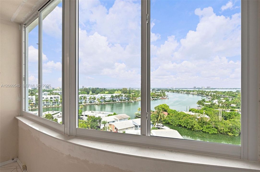 For Sale: $395,000 (2 beds, 2 baths, 1181 Square Feet)