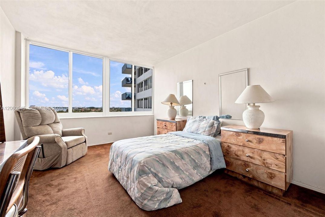 For Sale: $395,000 (2 beds, 2 baths, 1181 Square Feet)