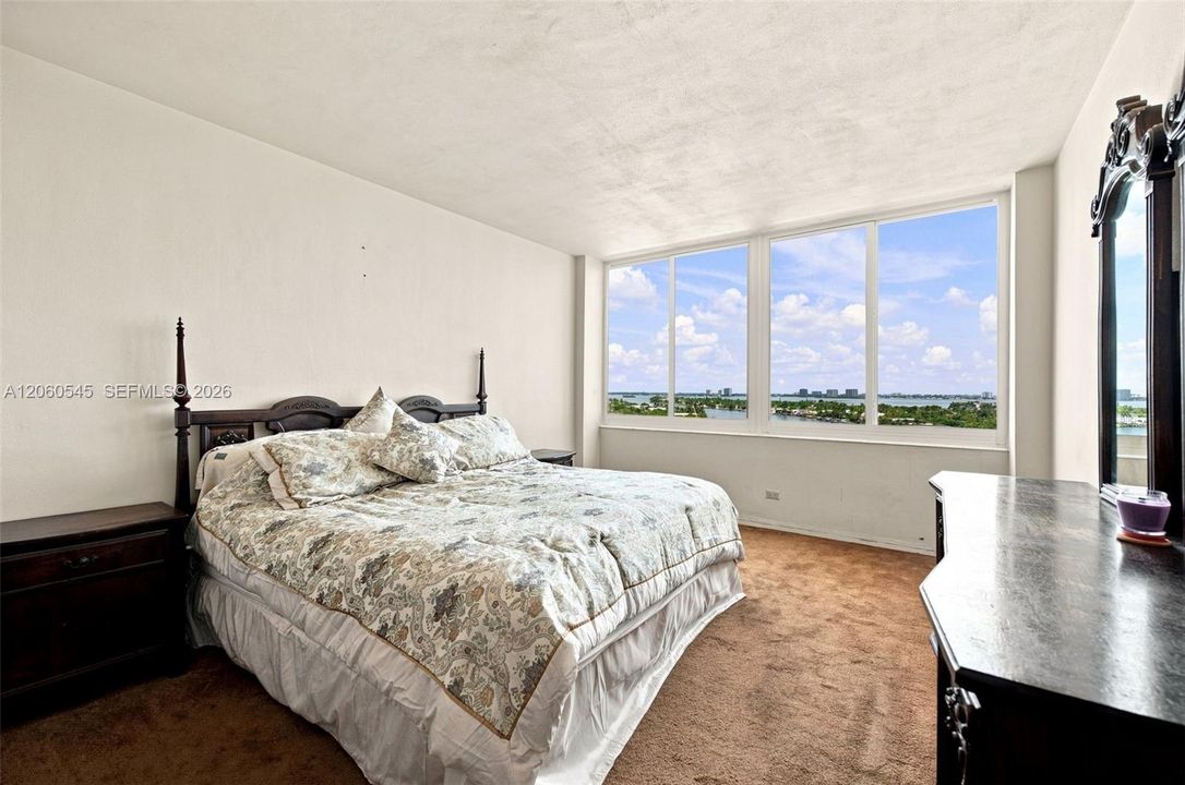 For Sale: $395,000 (2 beds, 2 baths, 1181 Square Feet)