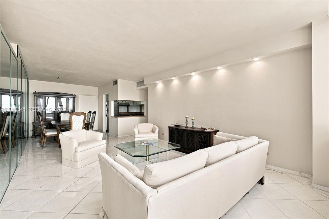 For Sale: $395,000 (2 beds, 2 baths, 1181 Square Feet)