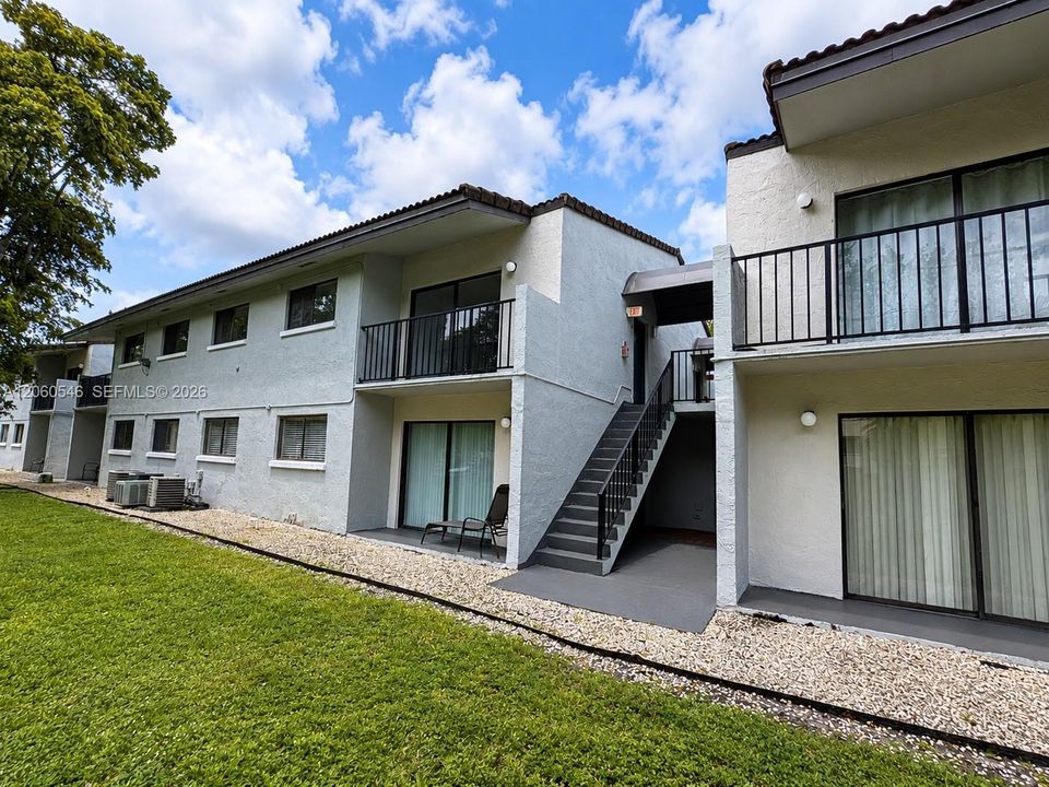 For Rent: $2,200 (2 beds, 2 baths, 870 Square Feet)