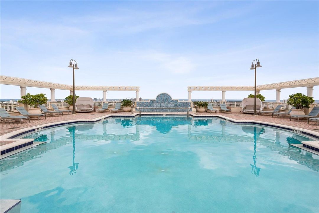16-15-Rooftop Pool Deck