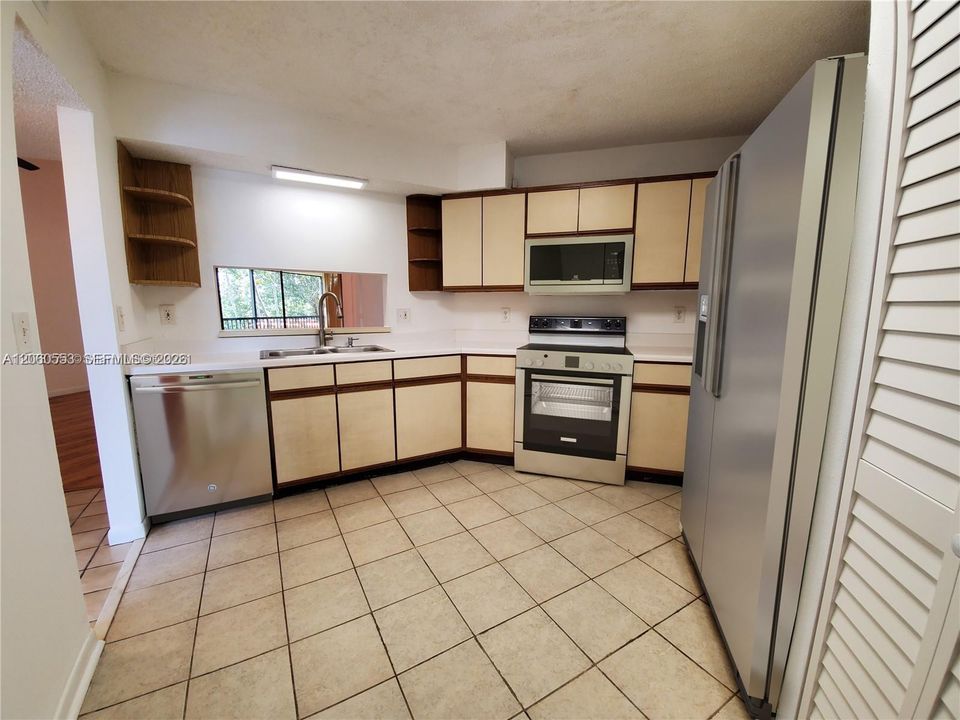 В аренду: $1,800 (2 спален, 2 ванн, 970 Квадратных фут)