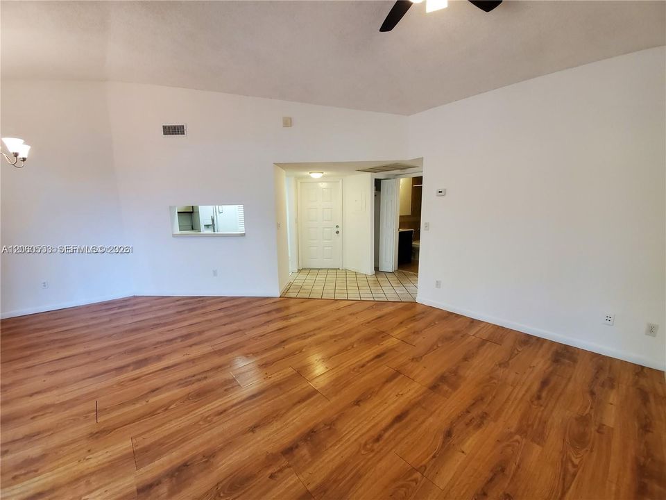 В аренду: $1,800 (2 спален, 2 ванн, 970 Квадратных фут)