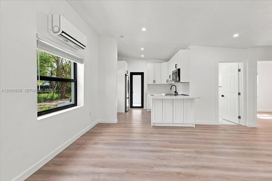 For Sale: $465,000 (2 beds, 1 baths, 750 Square Feet)
