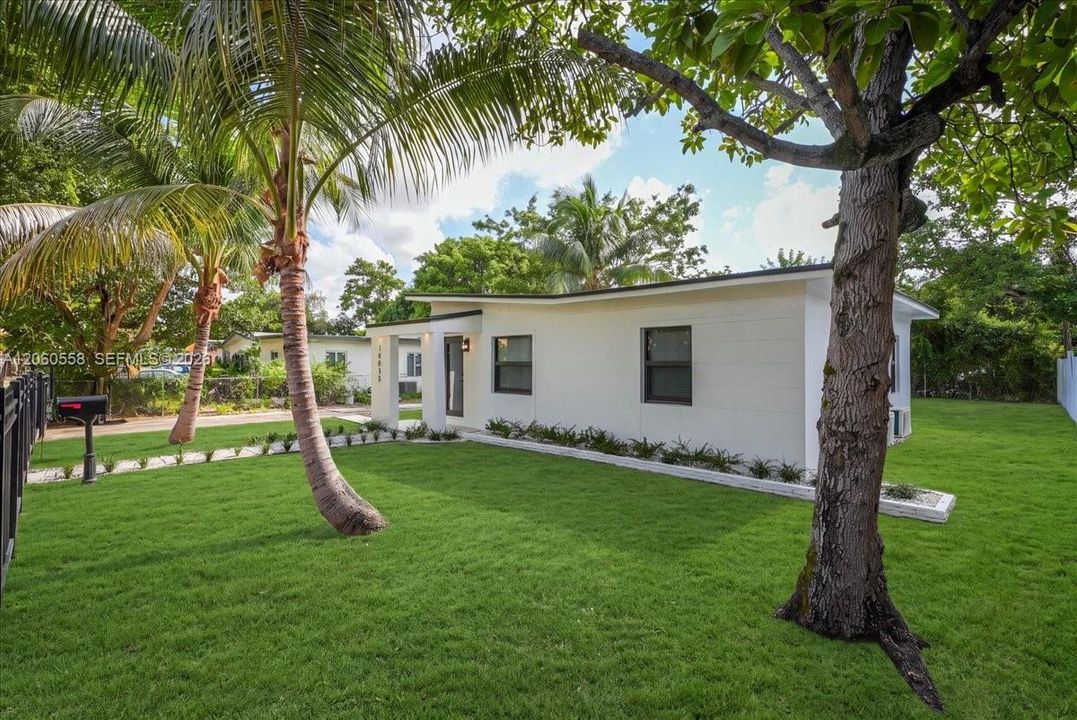 For Sale: $465,000 (2 beds, 1 baths, 750 Square Feet)