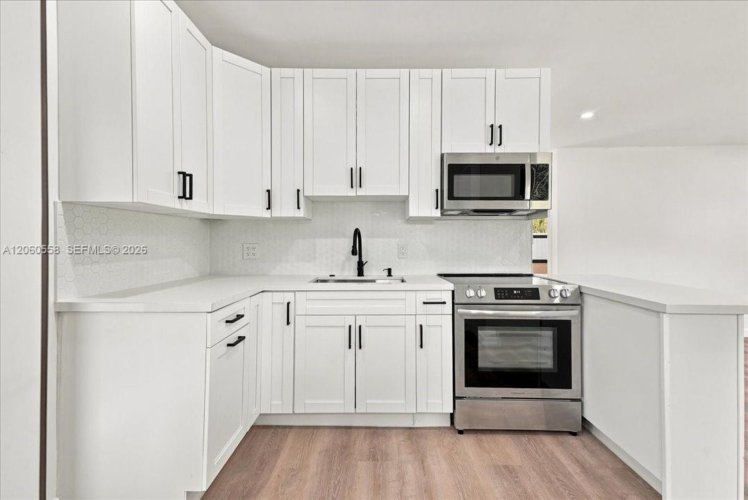 For Sale: $465,000 (2 beds, 1 baths, 750 Square Feet)