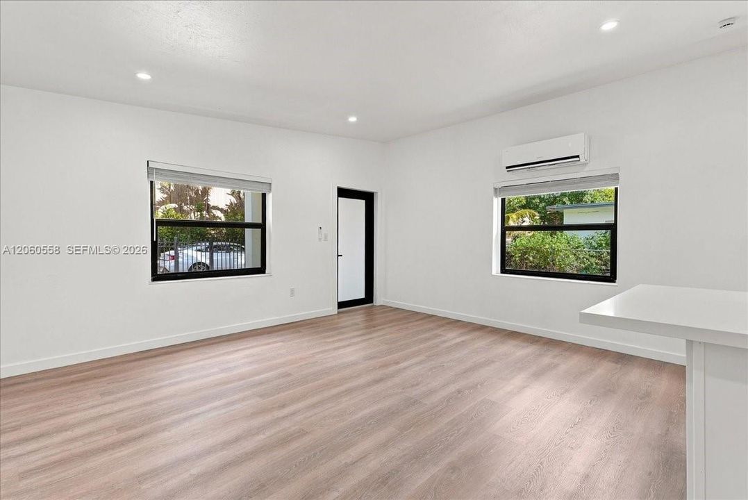 For Sale: $465,000 (2 beds, 1 baths, 750 Square Feet)