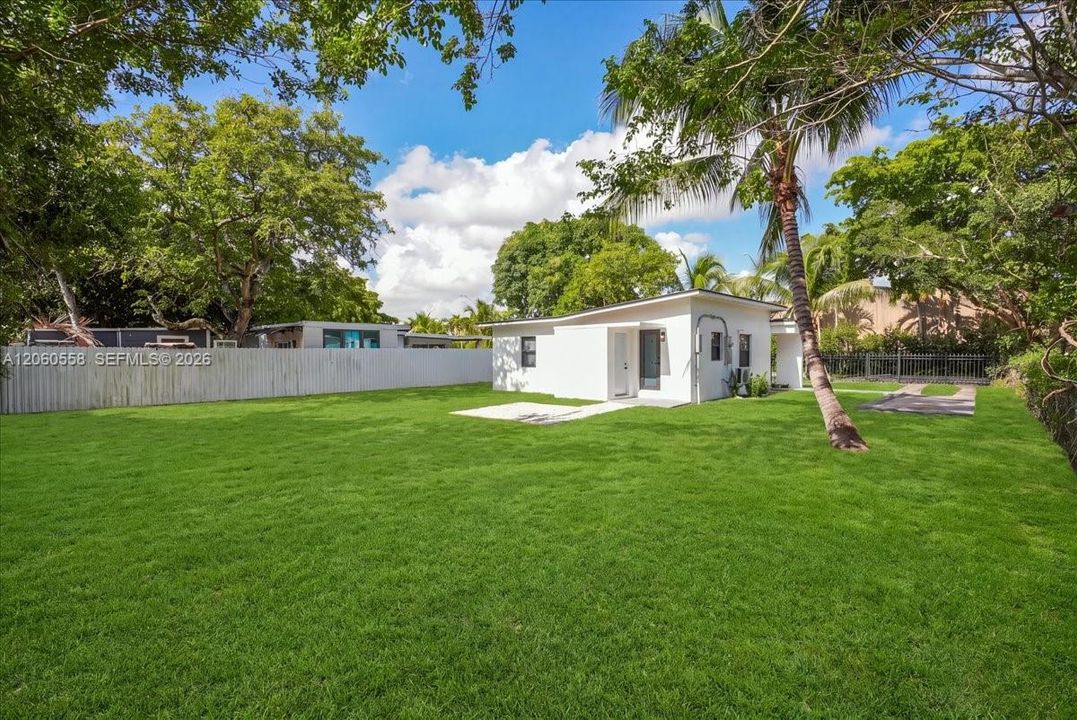 For Sale: $465,000 (2 beds, 1 baths, 750 Square Feet)