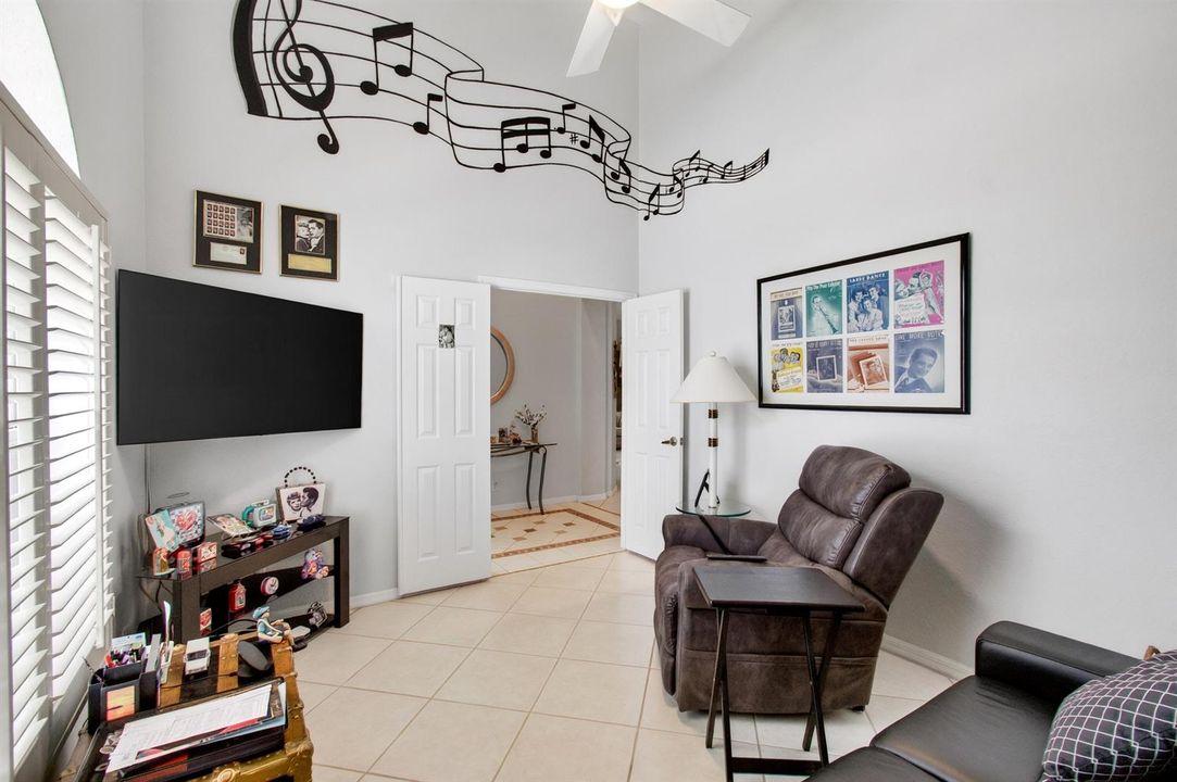 Guest Bedroom #2 / Den