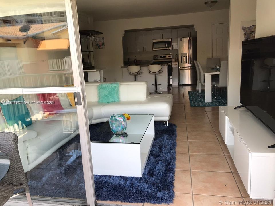 В аренду: $2,400 (2 спален, 2 ванн, 1060 Квадратных фут)