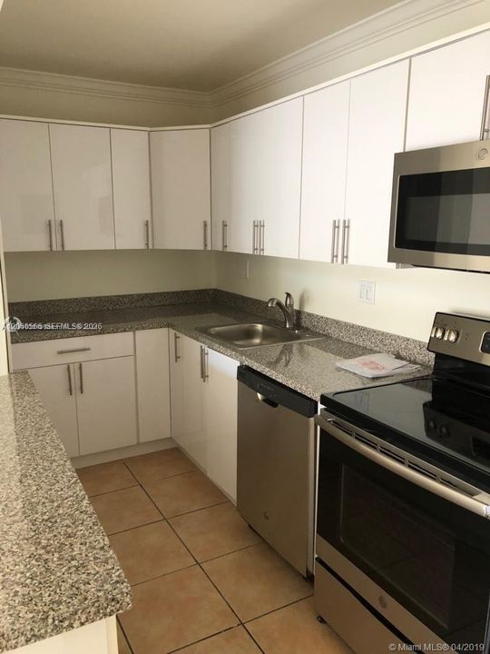 В аренду: $2,400 (2 спален, 2 ванн, 1060 Квадратных фут)