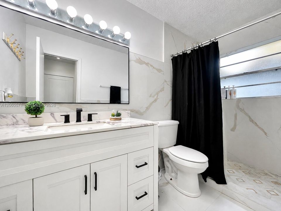 En Venta: $765,000 (6 camas, 3 baños, 2243 Pies cuadrados)