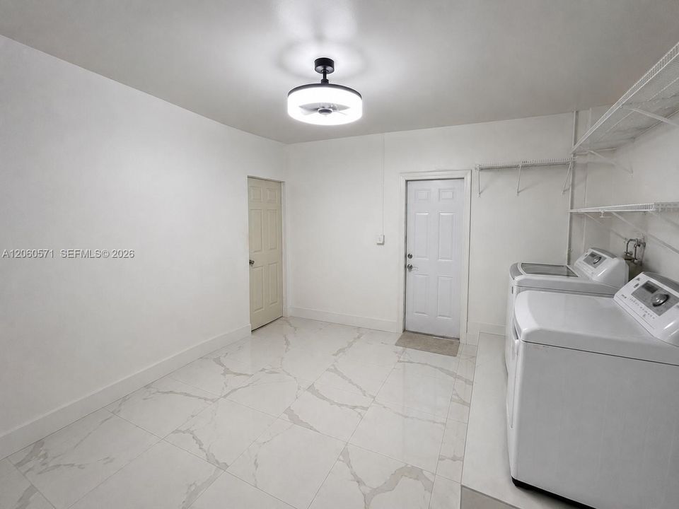 En Venta: $765,000 (6 camas, 3 baños, 2243 Pies cuadrados)