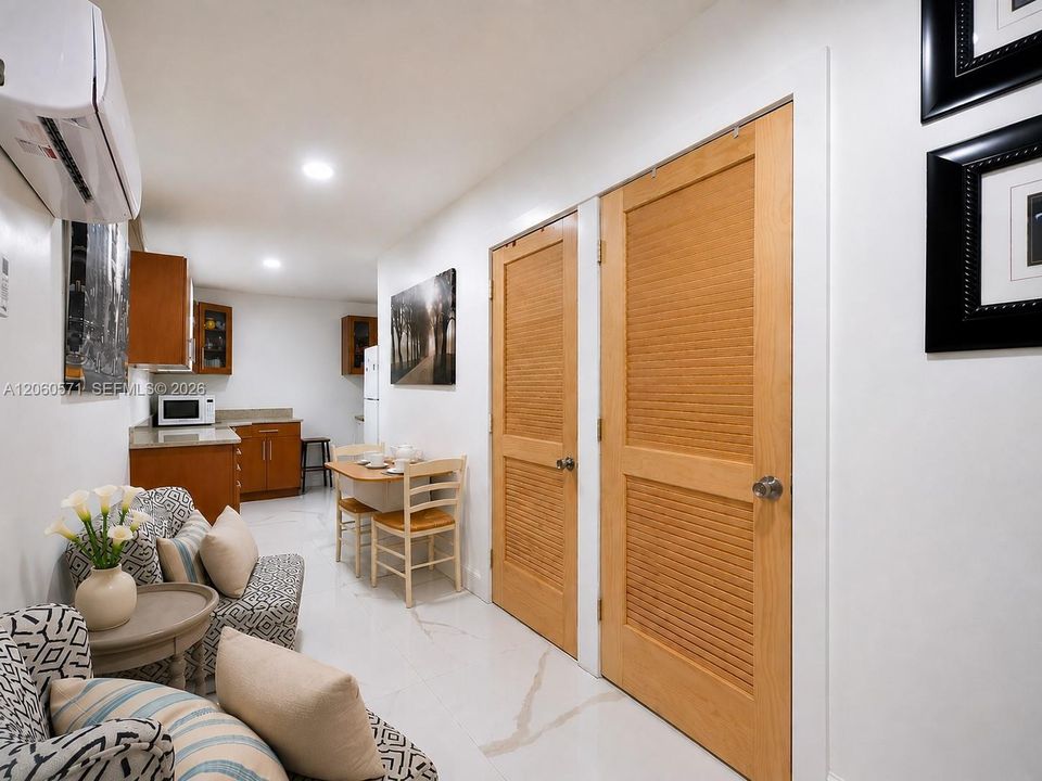 En Venta: $765,000 (6 camas, 3 baños, 2243 Pies cuadrados)