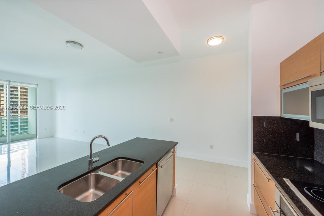 For Rent: $3,400 (1 beds, 1 baths, 774 Square Feet)