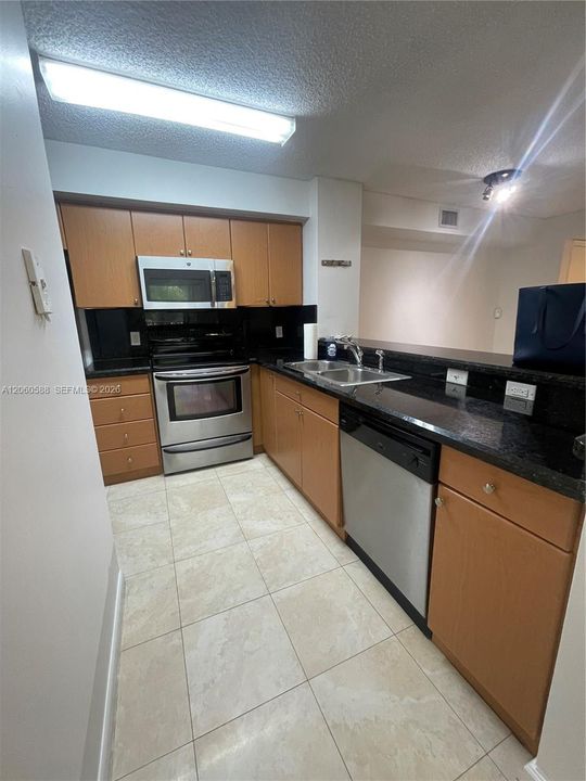 На продажу: $235,000 (2 спален, 2 ванн, 1060 Квадратных фут)