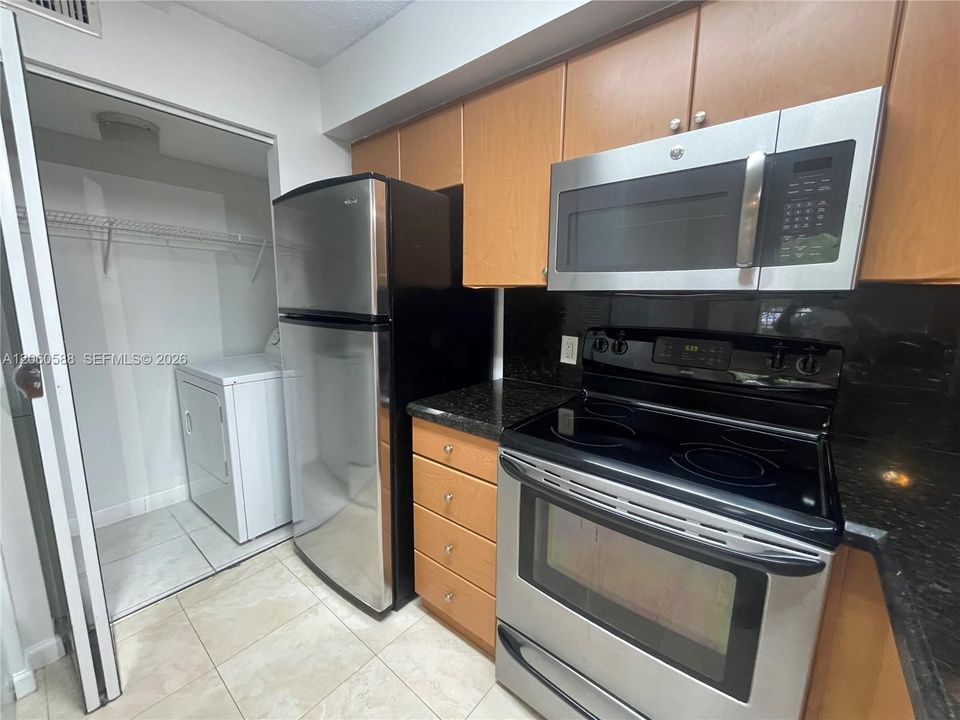 На продажу: $235,000 (2 спален, 2 ванн, 1060 Квадратных фут)