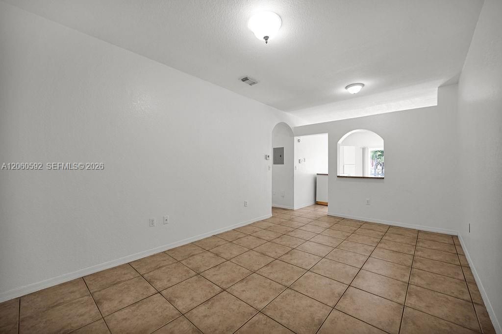 For Rent: $2,600 (3 beds, 2 baths, 992 Square Feet)