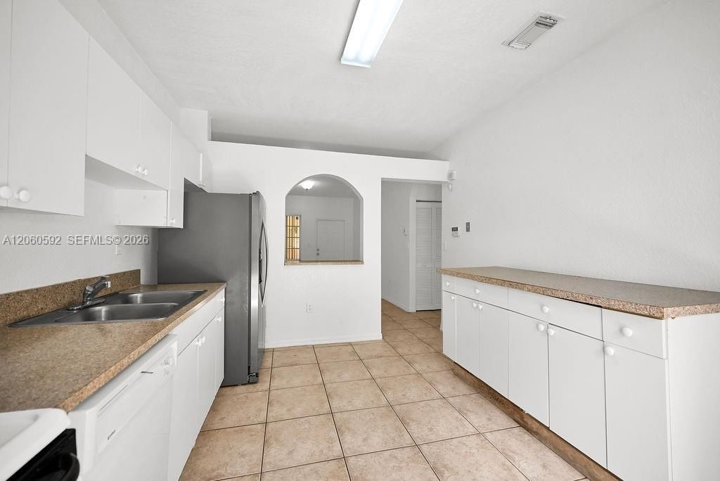 For Rent: $2,600 (3 beds, 2 baths, 992 Square Feet)
