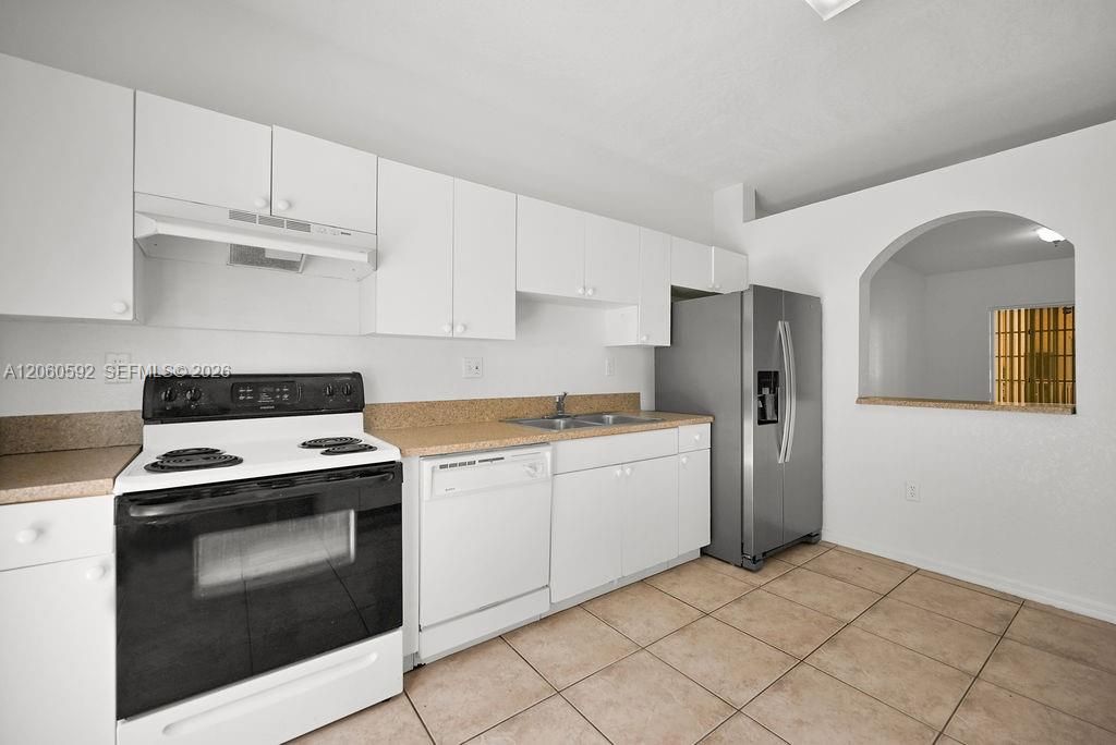 For Rent: $2,600 (3 beds, 2 baths, 992 Square Feet)