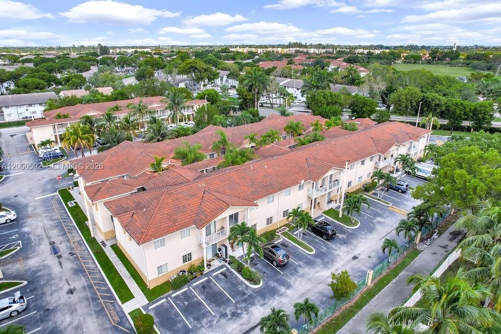 For Rent: $2,600 (3 beds, 2 baths, 992 Square Feet)