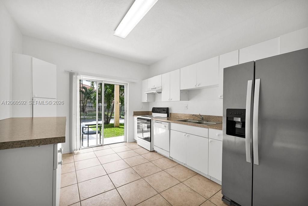 For Rent: $2,600 (3 beds, 2 baths, 992 Square Feet)