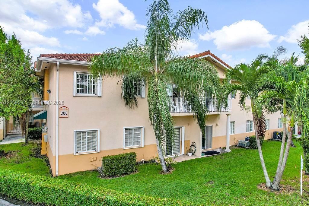 For Rent: $2,600 (3 beds, 2 baths, 992 Square Feet)