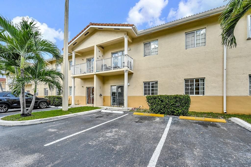 For Rent: $2,600 (3 beds, 2 baths, 992 Square Feet)