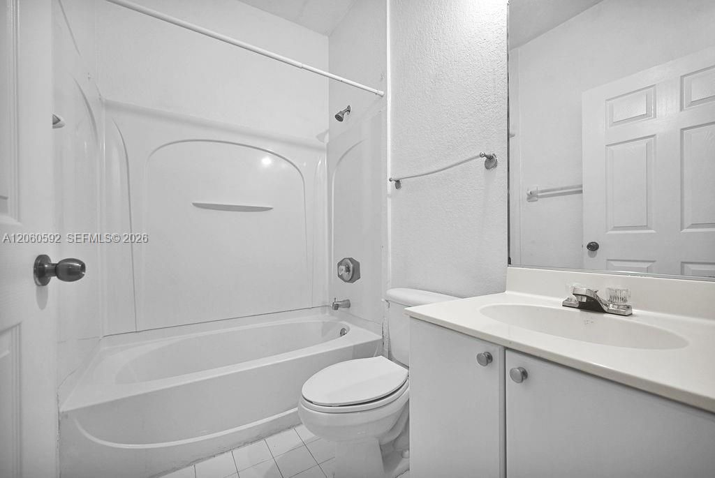 For Rent: $2,600 (3 beds, 2 baths, 992 Square Feet)