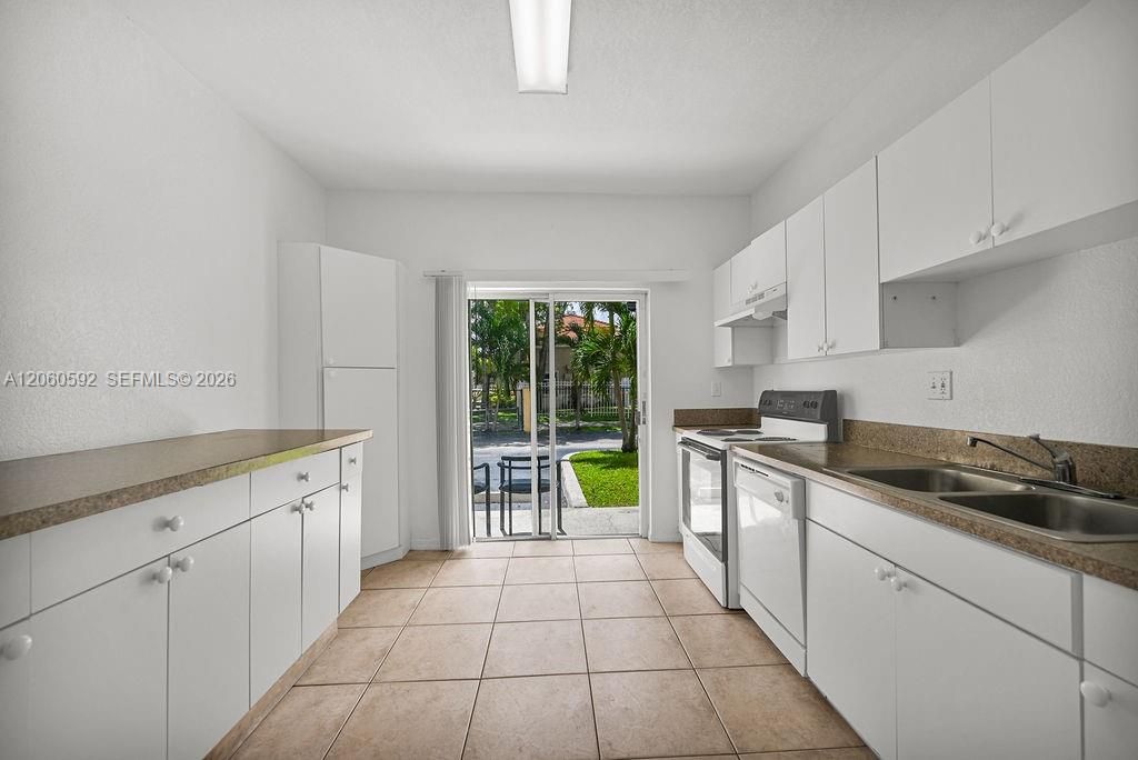 For Rent: $2,600 (3 beds, 2 baths, 992 Square Feet)