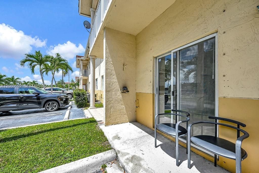 For Rent: $2,600 (3 beds, 2 baths, 992 Square Feet)